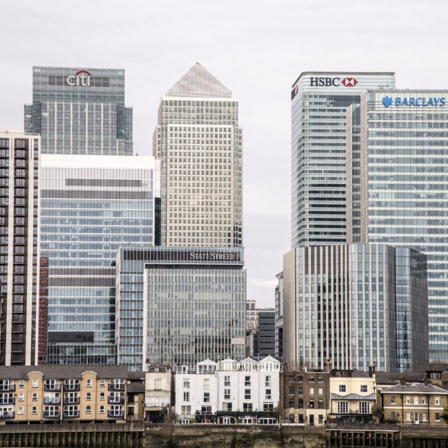 Buoyant bank shares support strong trading session for London markets