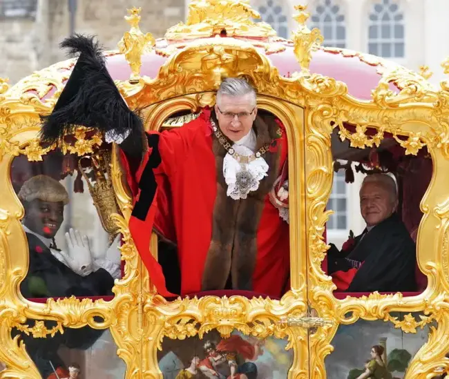 Crowds line parade route of 696th Lord Mayor's Show
