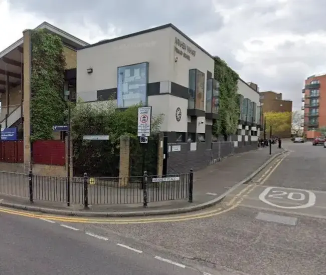 Cyclist dies after late night crash with bus